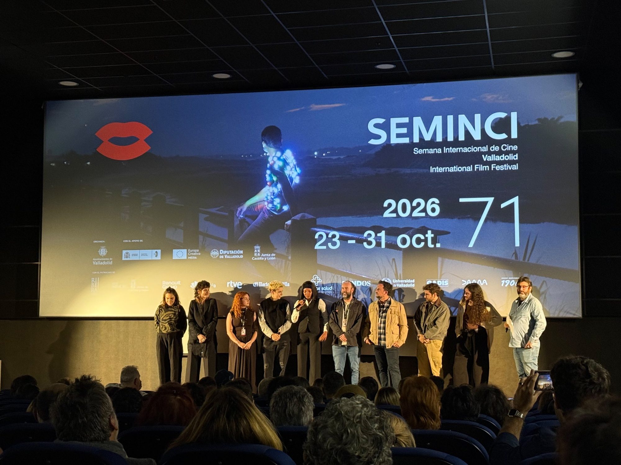 Presentación de Camila con el equipo en el escenario de SEMINCI 2026